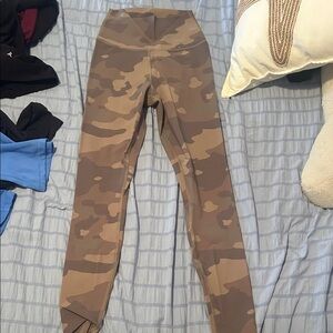 ALO Yoga Women's Camo Leggings - Brown and Tan